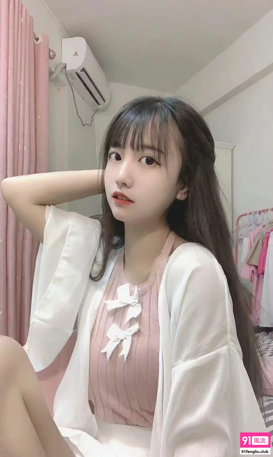 刚毕业的学生妹兼职带楼外出